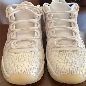 Jordan 11 retro low heiress pure platinum
